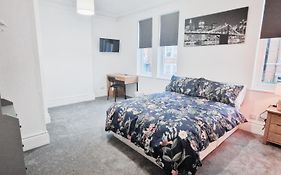 Spacious Room In Modern House Near Nottingham